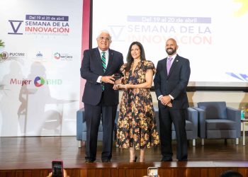 BHD y Centro Mipymes PUCMM reconocen a mujer destacada en el sector de zonas francas