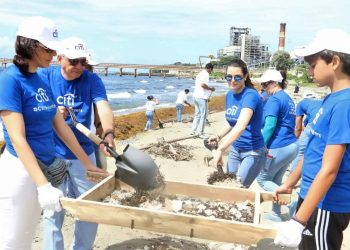 Citi recolecta más de 5 mil libras de desechos en jornada de limpieza de playa en Haina