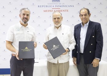 Medio Ambiente firma con organizaciones y empresas turísticas de Miches un convenio para proteger las tortugas marinas.