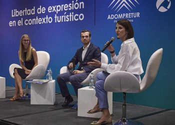 Celebran conferencia sobre libertad de expresión en el contexto turístico