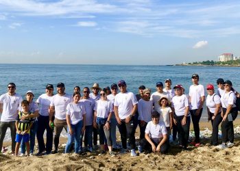 Voluntarios de Motor Crédito recogen más de mil libras de residuos en Playa Montesinos