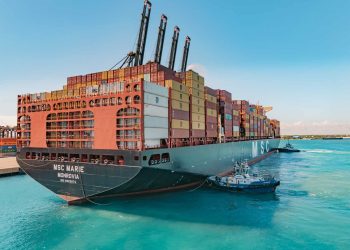 Atraque de buque de 17,644 TEUS en terminal portuaria DP World Dominicana