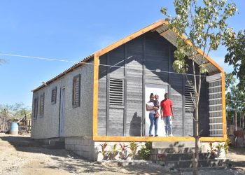 Tres familias recicladoras de oficio reciben viviendas construidas con material reciclado de los envases de Tetra Pak