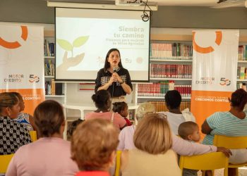 Motor Crédito y Fundación Abriendo Camino educan en finanzas personales a madres de Villas Agrícolas