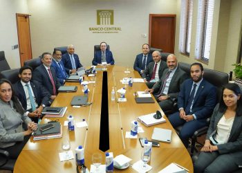 Valdez Albizu se reúne con banco de inversión J.P. Morgan ante el interés de esta institución por expandir sus negocios en RD