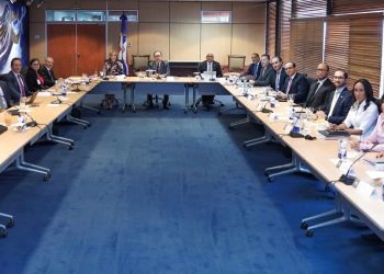 Valdez Albizu recibe a misión del FMI al término de su evaluación de la economía de RD de la visita del Artículo IV