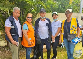 Vermont colabora en la limpieza del Arroyo Caguero