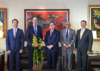 Valdez Albizu pasa revista con ejecutivos de Scotiabank a la evolución de la economía dominicana durante 2023