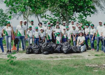Unen esfuerzos en jornada de limpieza de costas en Parque Submarino La Caleta