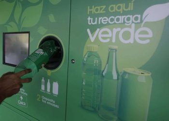 Primera máquina que intercambia envases y botellas por recarga en el ticket del Metro se estrena en Moviclaje