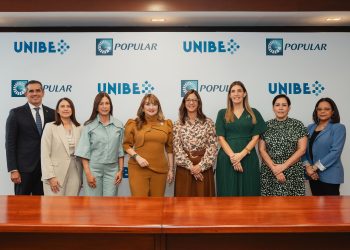 De izquierda a derecha, los señores Joel García, María Badía, María Povedano, Antonia Antón de Hernández, Odile Camilo Vicent, Loraine Amell Bogaert, Marien de Moya y Heidy Carol Reyes.