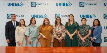 De izquierda a derecha, los señores Joel García, María Badía, María Povedano, Antonia Antón de Hernández, Odile Camilo Vicent, Loraine Amell Bogaert, Marien de Moya y Heidy Carol Reyes.